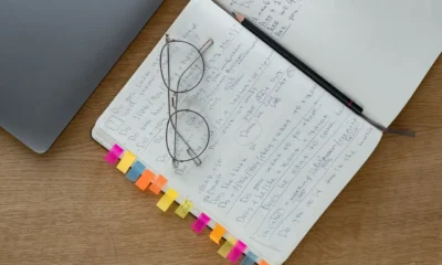 Un cuaderno con una tarea a medio escribir ilustra el efecto de Zeigarnik y el recuerdo de lo inacabado