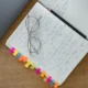 Un cuaderno con una tarea a medio escribir ilustra el efecto de Zeigarnik y el recuerdo de lo inacabado