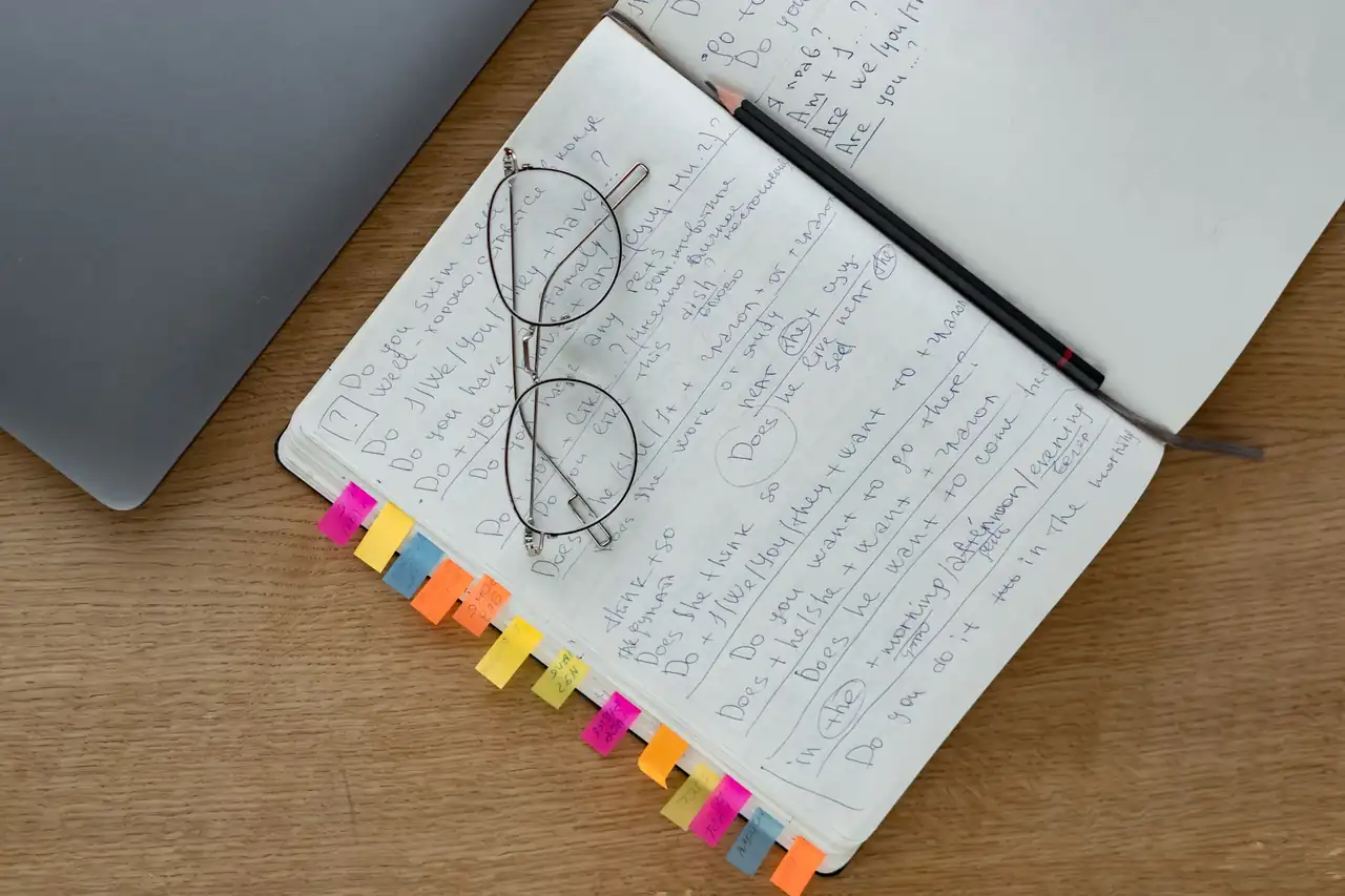 Un cuaderno con una tarea a medio escribir ilustra el efecto de Zeigarnik y el recuerdo de lo inacabado