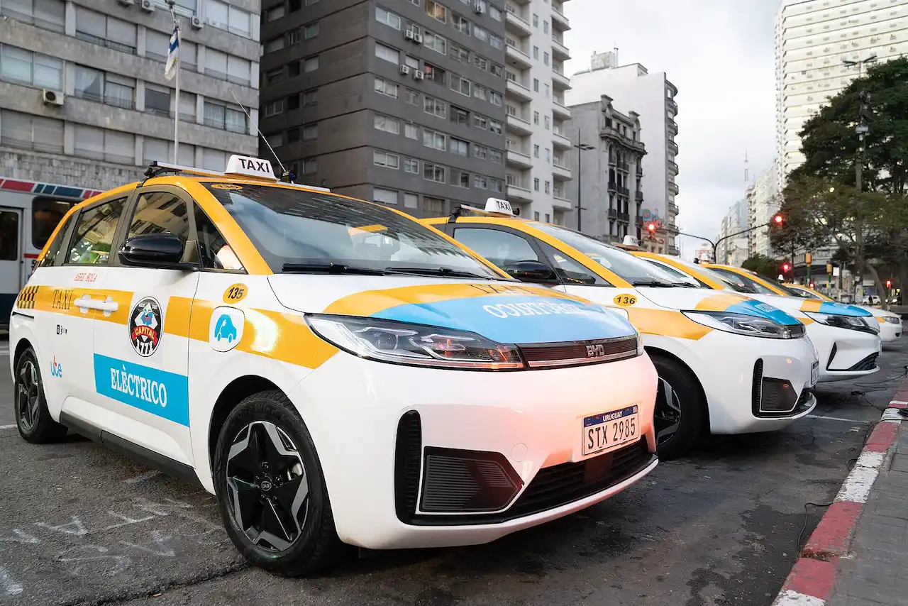 varios taxis electricos aparcados