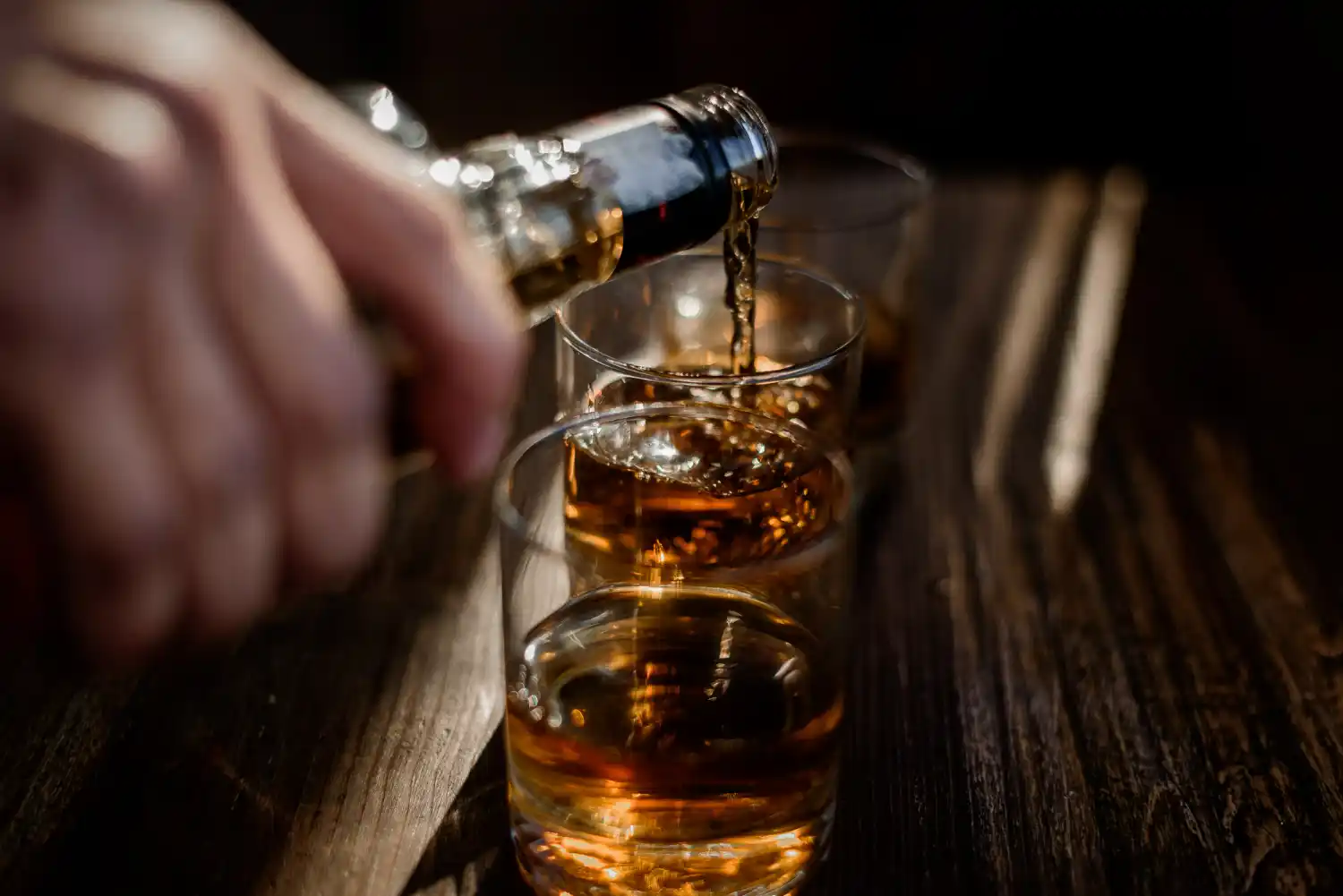 vertiendo whisky en vasos