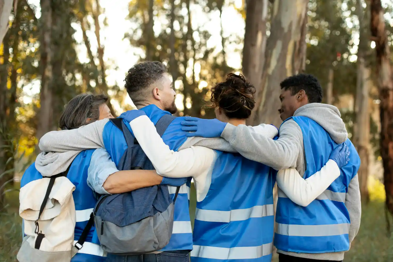 voluntarios de ONG se abrazan