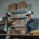 Trabajadores preparando paquetes en un almacén durante la campaña de Navidad