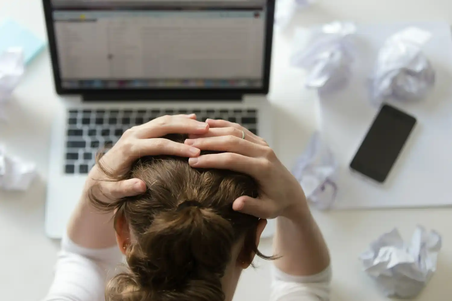 web no funciona mujer ansiosa