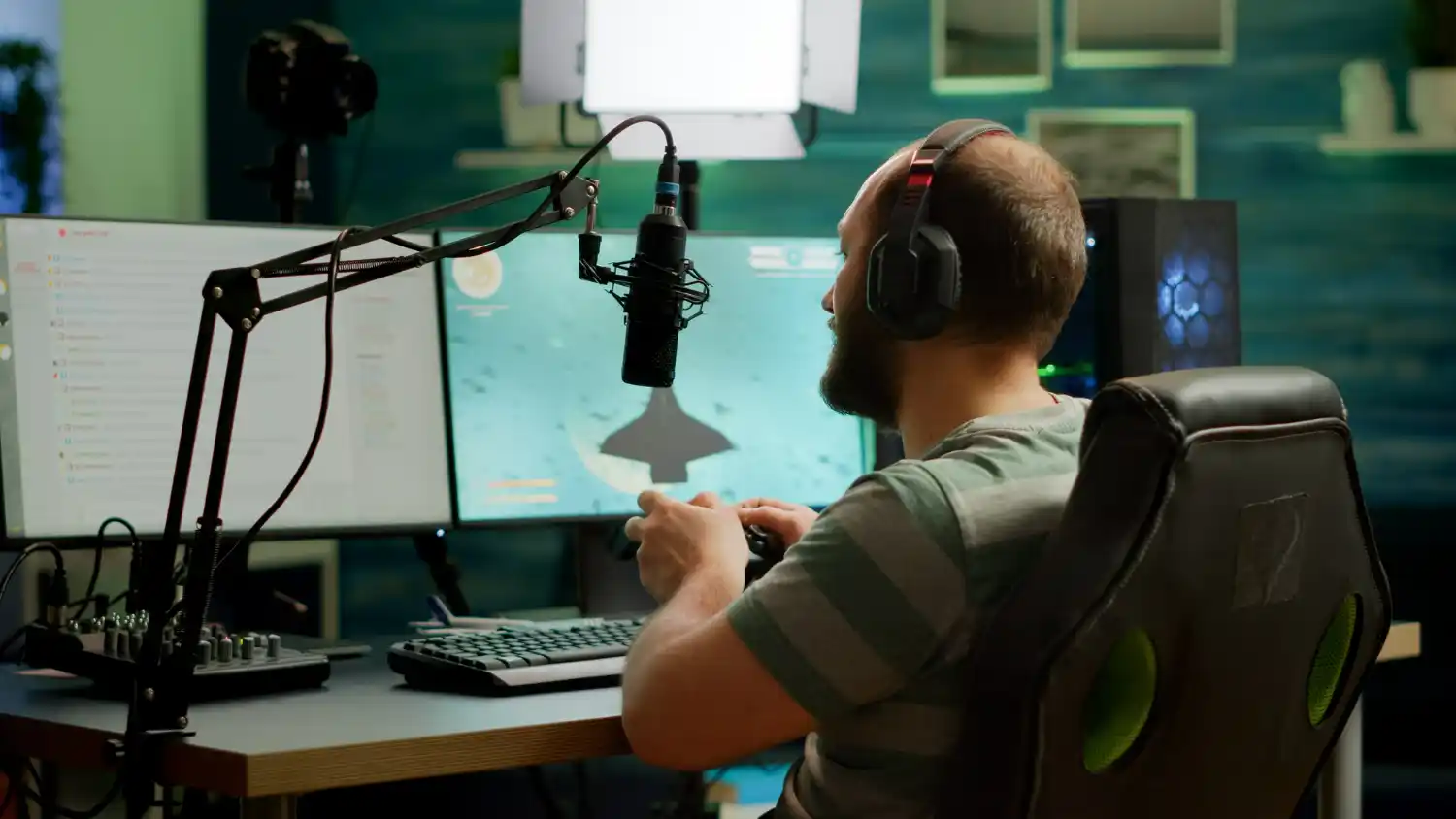 youtuber grabando en su estudio