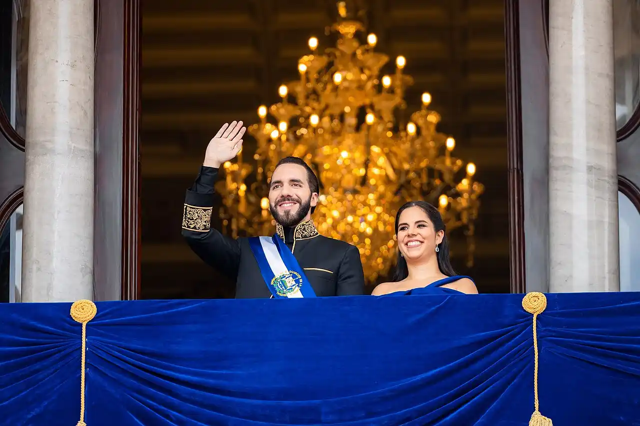 Nayib_Bukele_y_Gabriela_de_Bukele_en_Palacio_Nacional