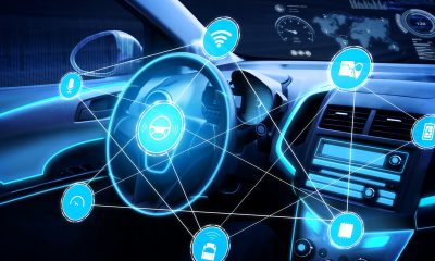 Interior de coche autónomo sin conductor — robotaxi en Madrid
