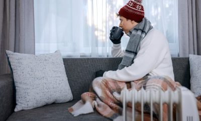 Radiador en un salón en invierno: calentar la casa costará de media 741 euros con gas
