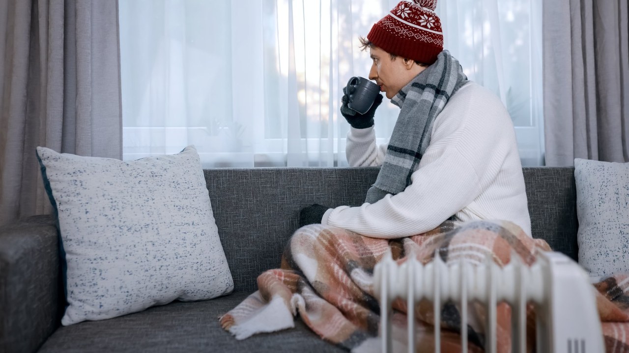 Radiador en un salón en invierno: calentar la casa costará de media 741 euros con gas