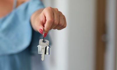 Llaves de un piso de alquiler en mano