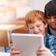 Niños usando tabletas en el aula de un colegio
