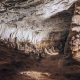 Interior de una cueva con estalactitas, similar a Cova Dones, usada como espacio ritual durante 24.000 años