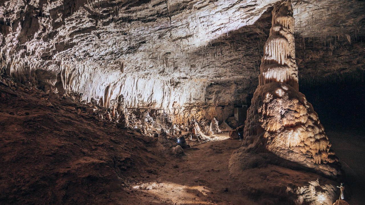 Interior de una cueva con estalactitas, similar a Cova Dones, usada como espacio ritual durante 24.000 años