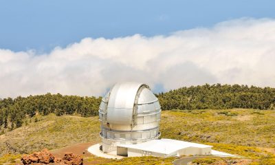 Radiotelescopios bajo el cielo estrellado del observatorio astronómico