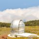 Radiotelescopios bajo el cielo estrellado del observatorio astronómico