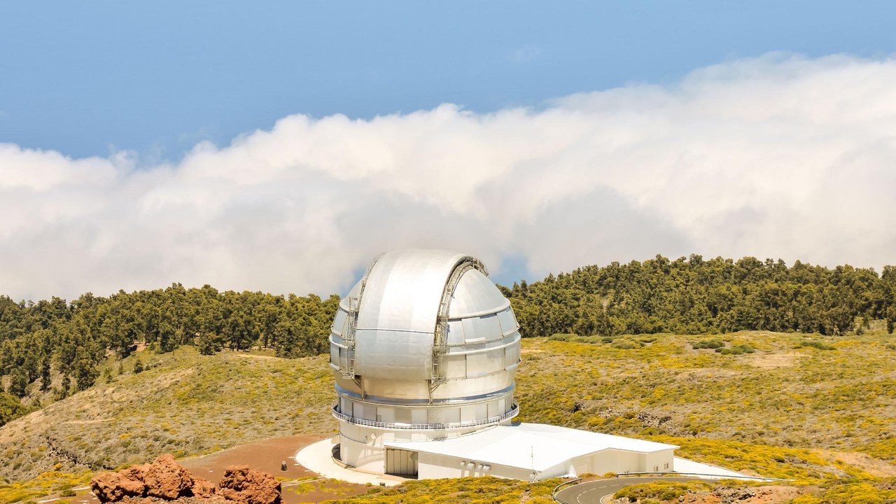 Radiotelescopios bajo el cielo estrellado del observatorio astronómico