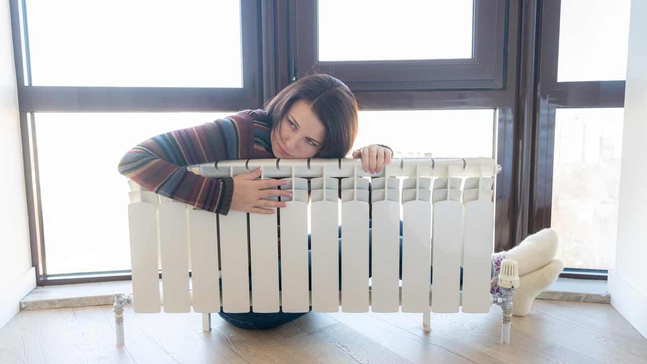 Radiador de calefacción en una vivienda española, cuyo coste de uso sube este invierno por el repunte del gas
