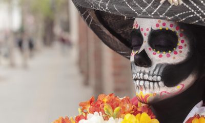 Altar de Día de Muertos con flores de cempasúchil, velas y calaveras de azúcar