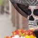Altar de Día de Muertos con flores de cempasúchil, velas y calaveras de azúcar
