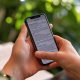 Smartphone en primer plano mostrando mensajes de una aplicación de mensajería instantánea