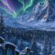 Las mejores builds de Skyrim: paisaje nórdico con aurora boreal y un dragón al fondo
