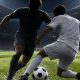 Centrocampistas disputando el balón en un estadio moderno iluminado