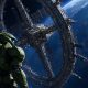 Estación espacial anular gigante sobre un planeta azul con soldado sci-fi en primer plano, ilustración del ranking de juegos de Halo