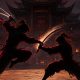 Arena de torneo de artes marciales de noche con dos guerreros enfrentados bajo la luna roja