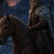 Guerrero solitario a caballo en un bosque de fantasía medieval al anochecer con niebla y castillo al fondo