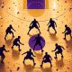 Arena de baloncesto iluminada con siluetas de jugadores, mejores jugadores de NBA 2K27
