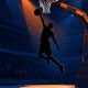 Joven jugador de baloncesto haciendo un mate en un pabellón nocturno, rookies de NBA 2K27