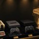 Vitrina de museo con mandos y consolas de videojuegos de distintas épocas