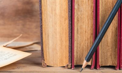 Libros sobre una mesa; el Premio Planeta cumple 75 años como el galardón mejor dotado del mundo para una novela inédita