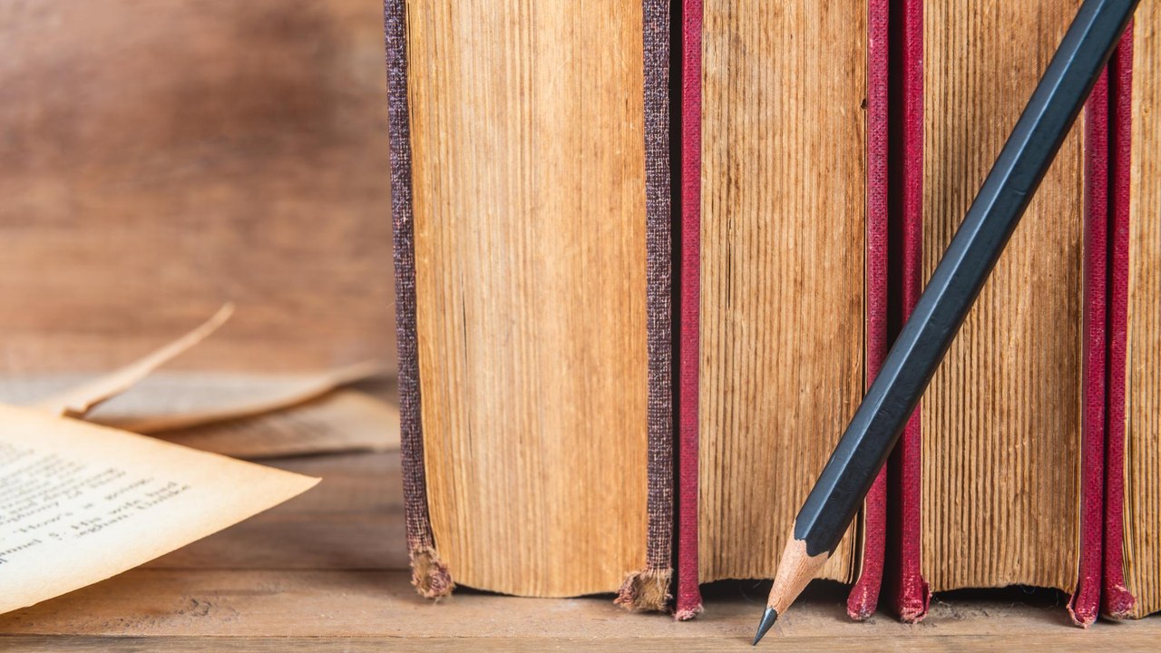 Libros sobre una mesa; el Premio Planeta cumple 75 años como el galardón mejor dotado del mundo para una novela inédita