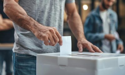 Ciudadanos votando en un centro de votación