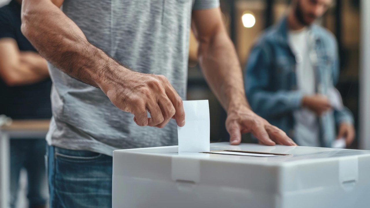 Ciudadanos votando en un centro de votación