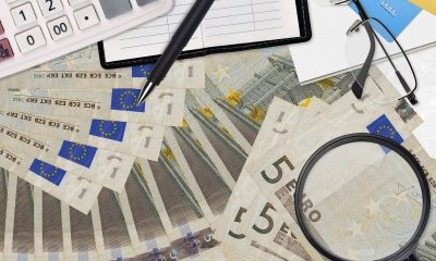 Billetes de euros y calculadora, concepto de deuda e intereses