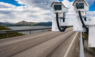 Cámara de control de velocidad por radar en la carretera