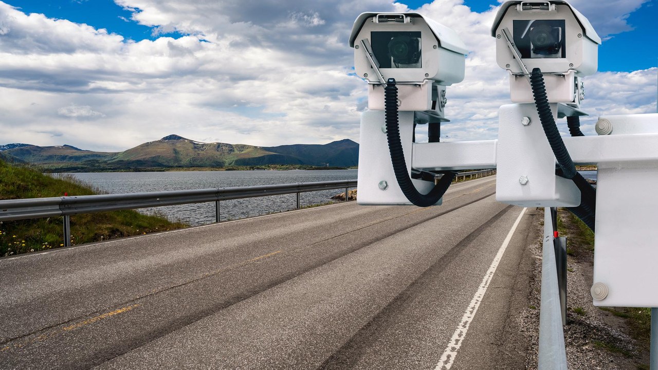 Cámara de control de velocidad por radar en la carretera