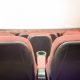Sala de cine con butacas rojas y pantalla iluminada