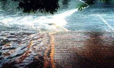 Calle inundada por las lluvias torrenciales de la dana Adam en el litoral mediterráneo