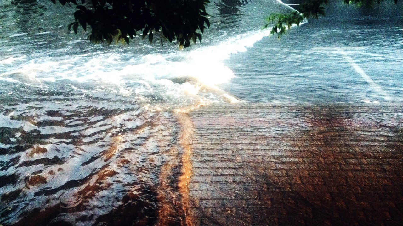 Calle inundada por las lluvias torrenciales de la dana Adam en el litoral mediterráneo