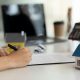 Firma de un préstamo hipotecario con una familia y un asesor bancario