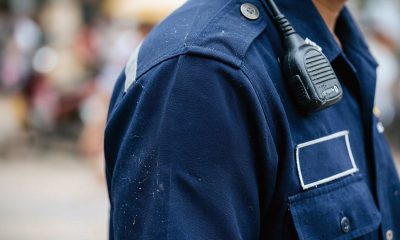 Agente uniformado durante un servicio en la vía pública