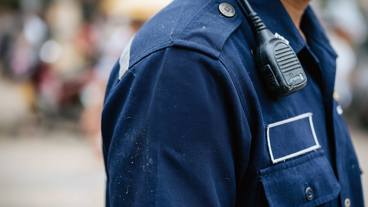 Agente uniformado durante un servicio en la vía pública