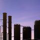 Refinería de petróleo al atardecer — Repsol récord de beneficio