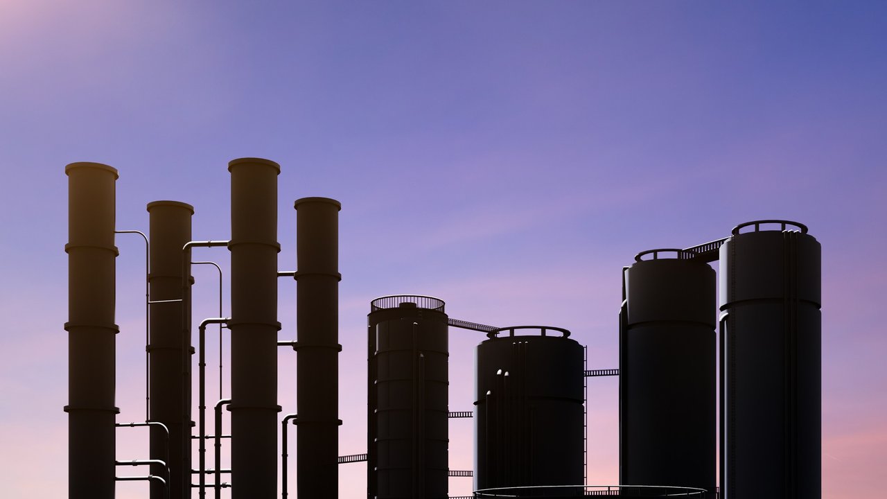 Refinería de petróleo al atardecer — Repsol récord de beneficio