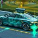Coche autónomo con sensores circulando por una ciudad, como los robotaxis que probará Madrid