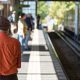 Tren de alta velocidad circulando por una vía ferroviaria en España