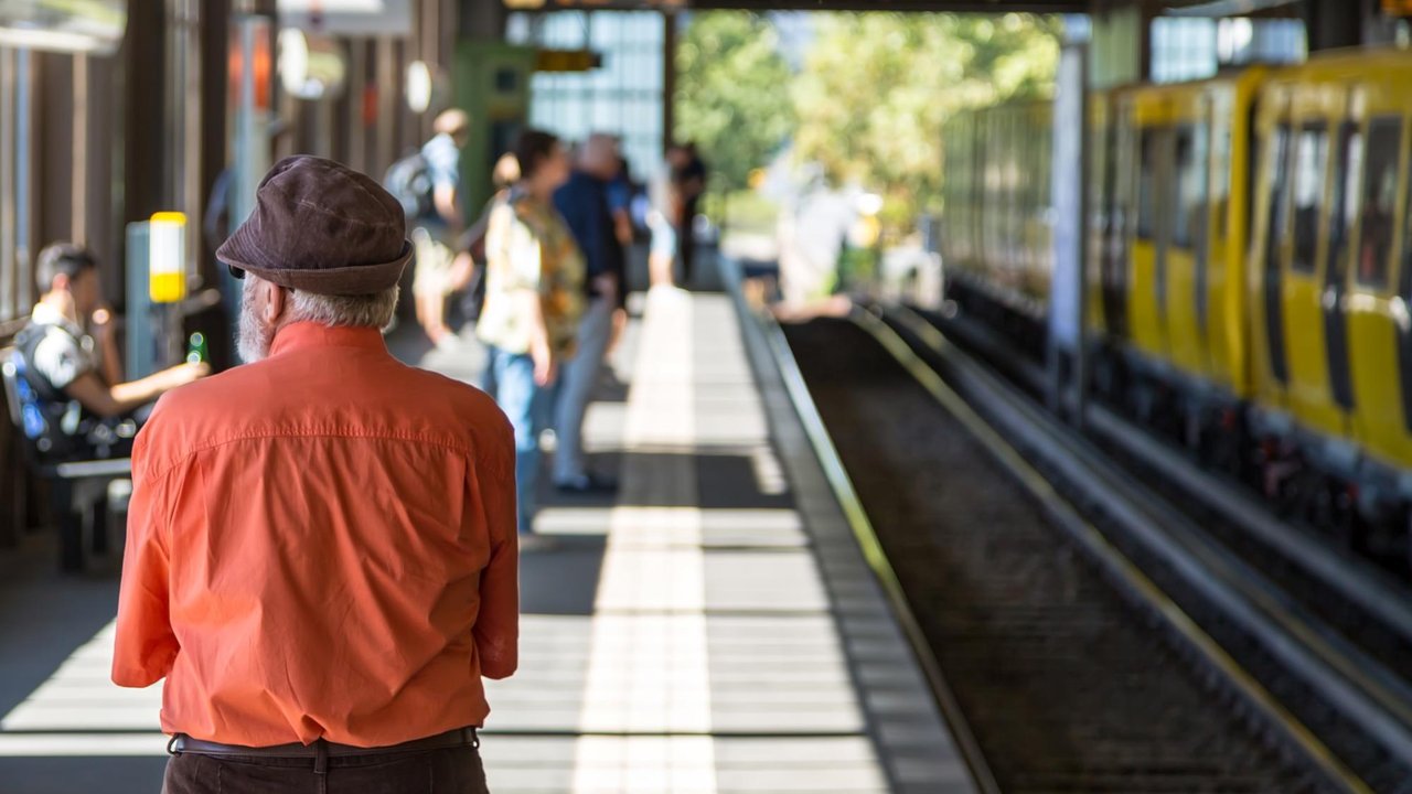 Tren de alta velocidad circulando por una vía ferroviaria en España